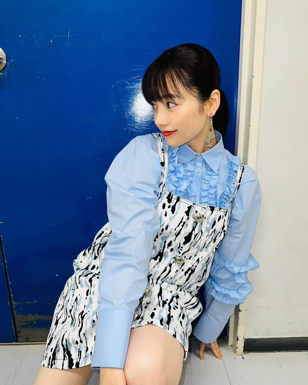 島崎遥香のインスタグラム：「🩵💙 stylist @yuikurose  h&m @nobusawahitoshi」