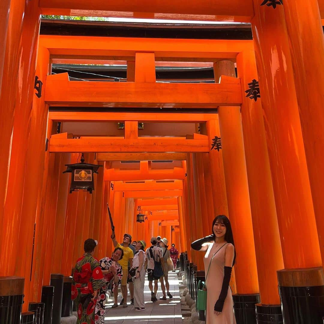 中村水咲のインスタグラム：「伏見稲荷大社→金閣寺→下鴨神社（みたらし祭）&糺の森→茶寮 宝泉  下鴨神社は行ったとき、ちょうどみたらし祭やってた☺️  更新遅すぎてもう季節変わっちゃった😂  #京都 #kyoto #伏見稲荷大社 #fushimiinaritaisha #千本鳥居 #金閣寺 #kinkakuji #赤の次は金  #下鴨神社 #shimogamojinja #みたらし祭 #糺の森 #tadasunomori #歴史 #世界遺産 #世界文化遺産 #旅行 #休日 #マイペース #みさきてぃ #高身長女子 #ゲーム女子 #グルメ女子 #御朱印巡り #御朱印帳 #スーパーロングヘア #漂亮 #summer」