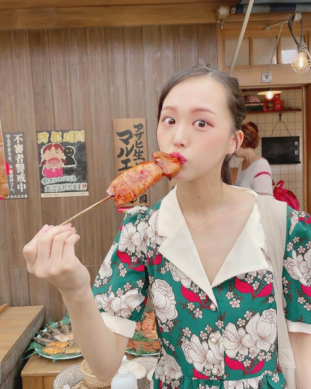 福田朱里さんのインスタグラム写真 - (福田朱里Instagram)「ロマンティックいか焼き🦑  #西武園ゆうえんち #埼玉 #レトロ #昭和レトロ #昭和 #レトロコーデ #レトロ喫茶 #遊園地 #アイドル #骨格ウェーブ #デコ出し #プチプラコーデ #レトロワンピース #福田朱里 #shein購入品 #SHEIN #STU48 #IDOL #JAPAN #japantrip #japanlife #japantravel #japanesegirl #japaneseculture #vintage #イカ焼き #イカ #商店街 #福田朱里」10月12日 13時34分 - akaringo_stu48