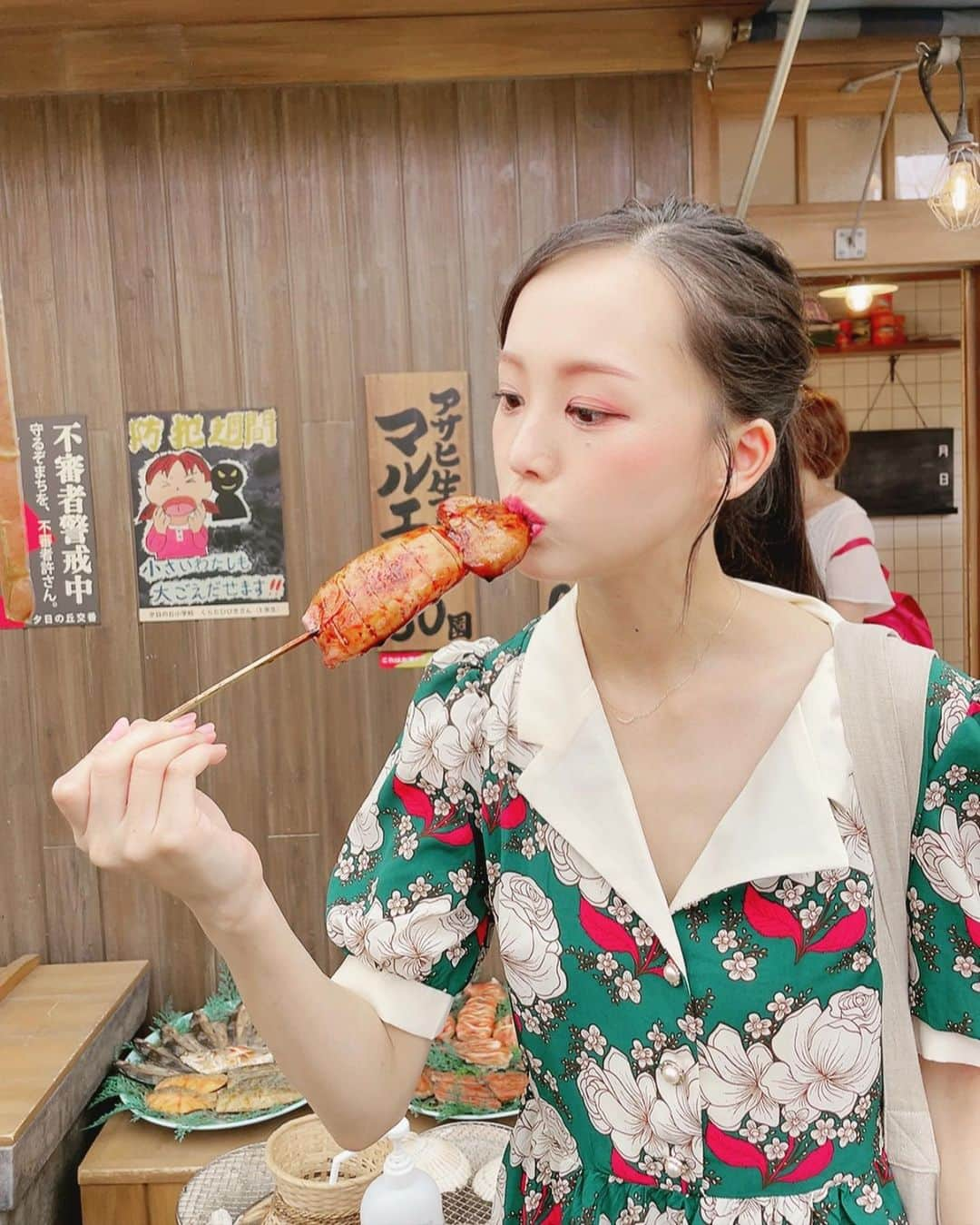 福田朱里さんのインスタグラム写真 - (福田朱里Instagram)「ロマンティックいか焼き🦑  #西武園ゆうえんち #埼玉 #レトロ #昭和レトロ #昭和 #レトロコーデ #レトロ喫茶 #遊園地 #アイドル #骨格ウェーブ #デコ出し #プチプラコーデ #レトロワンピース #福田朱里 #shein購入品 #SHEIN #STU48 #IDOL #JAPAN #japantrip #japanlife #japantravel #japanesegirl #japaneseculture #vintage #イカ焼き #イカ #商店街 #福田朱里」10月12日 13時34分 - akaringo_stu48