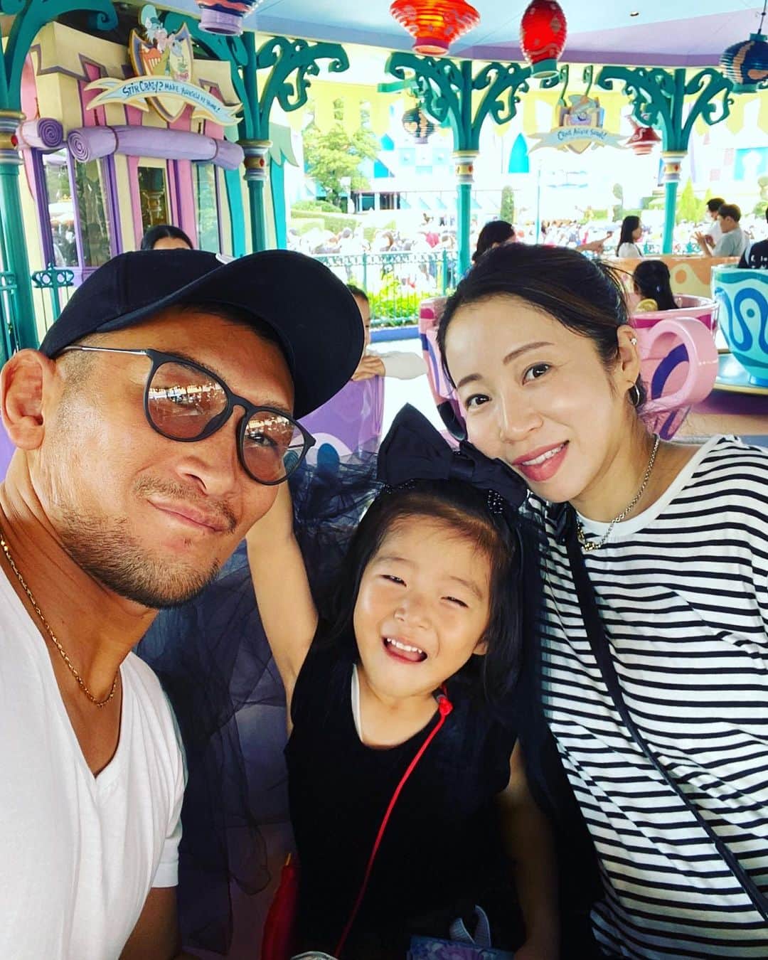 ストラッサー起一のインスタグラム：「娘の行きたかったディズニーランドへ。  僕自身30年振りの再来でした😅  色々と大変でしたが終わってみれば良い旅になり、何より娘が楽しんでくれたのが1番でした✨  また行こうね😊  #ディズニーランド40周年」