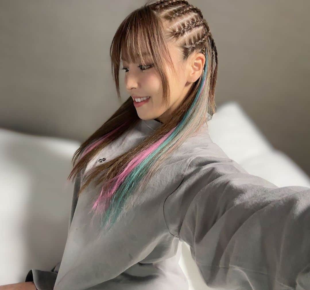 白川未奈のインスタグラム：「好評だったから、またコーンロースタイルいつかやろーっと♪またねー🩵🩷  @vaice_shibuya   #MinaShirakawa #STARDOM #prowrestling #hair #hairstyle #コーンロー #エクステ」
