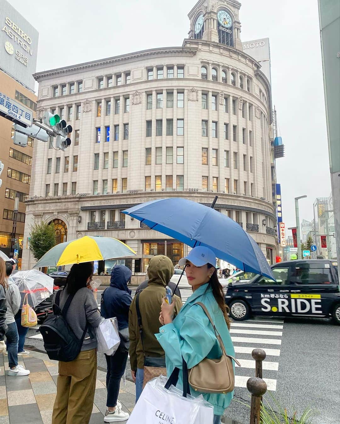ウィウ＝ワンナロット・ソンティチャイのインスタグラム：「Rainy day in Tokyo🇯🇵☔️ ไม่ได้มาญี่ปุ่นเกือบ5ปี คิดถึงมากก ช่วงนี้อากาศดีด้วยเย็นสบาย เริ่มหนาวแล้ว เจอฝนนิดนึงก่อนกลับ เคยชอบญี่ปุ่นยังไงก็ยังชอบเหมือนเดิม ดีไปหมดทุกอย่างทั้งบ้านเมือง ข้าวของ อาหาร ผู้คน มาพักผ่อนกินเที่ยวช้อปปิ้งแฮปปี้สุดๆ นั่งเครื่องบินแค่5ชั่วโมงเอง ไฟลท์กลางคืนหลับแป๊บเดียวตื่นมาถึงเลย🥰💕 @thaiairways  #ThaiAirways #iFlyTHAI #SmoothAsSilk #MagicalJourney #การบินไทย #รักคุณเท่าฟ้า」