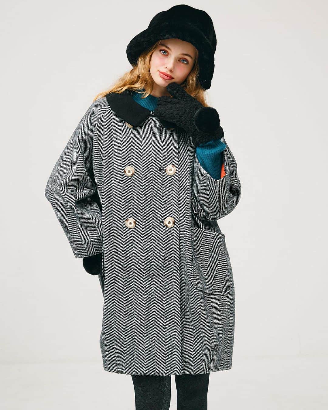 MARY QUANT officialのインスタグラム：「- #コクーンフラットカラーロングコート - #ボリュームファーラウンドハット 10月中旬より順次展開予定 #アーカイブロゴプルオーバー 10月下旬より順次展開予定 #シープボアグローブ 11月上旬より順次展開予定 - #MARYQUANT#2023WINTER #NEWITEMS #FASHION - #マリークヮント #コート #ロングコート #ハット #ファーハット #プルオーバー #グローブ #手袋 #冬コーデ」
