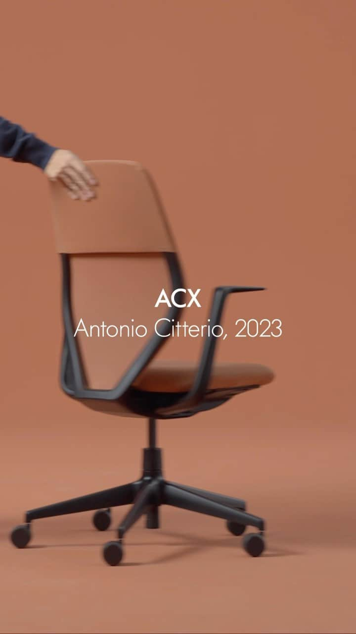 Vitra Japanのインスタグラム：「新作オフィスチェア「ACX」日本発売開始！   今秋、ヴィトラはイタリア人デザイナーであるアントニオ・チッテリオと協働で開発した10番目となる新作のオフィスチェア「ACX（エーシーエックス）」を発表、本日10月12 日より日本発売開始します。ACXは構造・材料・生産・物流・メンテナンスなど、製品のライフサイクル全体を通してカーボンフットプリントを最小限に抑えるとともに、長く使い続けることができる耐久性、高い品質を兼ね備えた持続可能性の高い設計が特徴です。操作性はとてもシンプル、シートの高さを合わせるだけで座る人に合わせた最高の座り心地を自動的に実現します。  ACXは人間工学に基づいた必要な機能を持ちながら、すっきりとしたデザインで、豊富なカラーバリエーションのニット生地のカバーを取り揃え、オフィス空間にはもちろんホームオフィスにも最適なオフィスチェアです。   #Vitra #VitraJapan #ACX #AntonioCitterio #ヴィトラ #ヴィトラジャパン #エーシーエックス #アントニオチッテリオ #オフィスチェア #ワークチェア #デスクチェア #ホームオフィス #インテリア #モダンインテリア #インテリアデザイン #インテリアコーディネート #季節を楽しむ #暮らしを楽しむ」