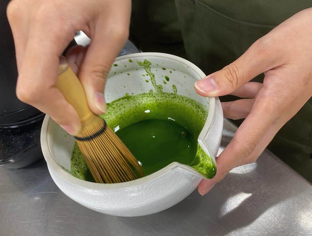東京ベルエポック製菓調理専門学校のインスタグラム：「☕️カフェビジネス科🫖  本日のカフェビジネス科1年生は 抹茶についてと点て方を学びました！🍵✨✨ そして抹茶を実際に点てて、 ラテアート練習もしました！  #東京ベルエポック製菓調理専門学校 #カフェビジネス科 #カフェ #カフェ好きと繋がりたい #カフェスタグラム #東京 #西葛西 #江戸川区 #抹茶 #抹茶ラテ #抹茶ラテアート」