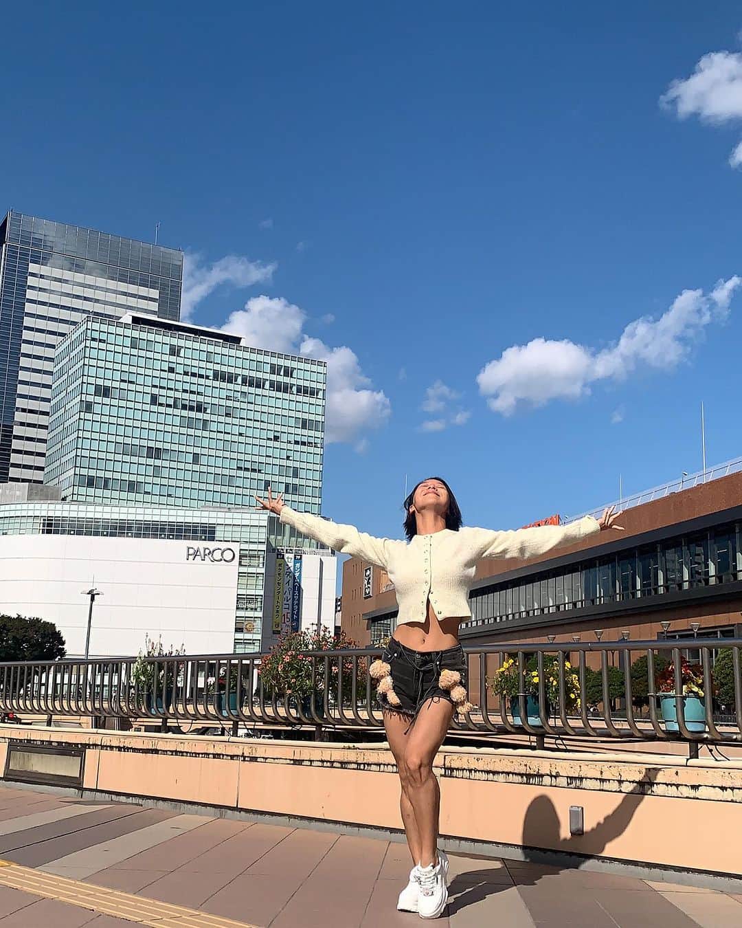 のインスタグラム：「2023 OCT 21-22 Evening  FINALLY! I’m having a K-Pop workshop in NYC🎥 @ilovedancenyc 😆😆  I’ll be having a meet and greet with the fans too!! 😍😍  More details soon🍁🍁  @ilovedancenyc ✨ @ildmj 👑」
