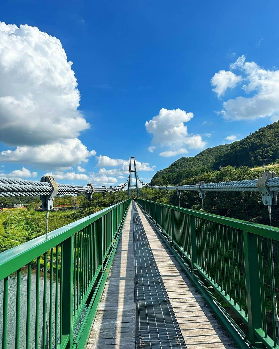 加藤美佐子さんのインスタグラム写真 - (加藤美佐子Instagram)「☘️夏の思い出☘️  青い空が存分に見える場所🌉  下を見ると足が震える😆  #森林の駅 #もみじ谷大吊橋 #那須塩原 #橋  ⁡ ⁡ ⁡ ⁡ ✨笑顔の種まき活動✨ 児童養護施設・支援ホーム・一人親家庭の親子の支援 ⁡ ☘️一般社団法人笑顔プラス子供支援協会☘️ @egao.plus web はプロフィールよりリンク 活動実績 ■浅草はなやしき貸し切り 200名ご招待 ■ラグビー観戦100名ご招待 ■海上保安庁見学会 ■イチゴ狩りご招待 ■親子頭皮マッサージセミナー 施設定期訪問 ⁡ ⁡ #笑顔プラス #笑顔プラス子供支援協会 #子供支援 #ひとり親家庭支援 #笑顔が1番 #😊😊😊 #非営利団体 #遊園地貸切招待」10月12日 14時04分 - misako.kato