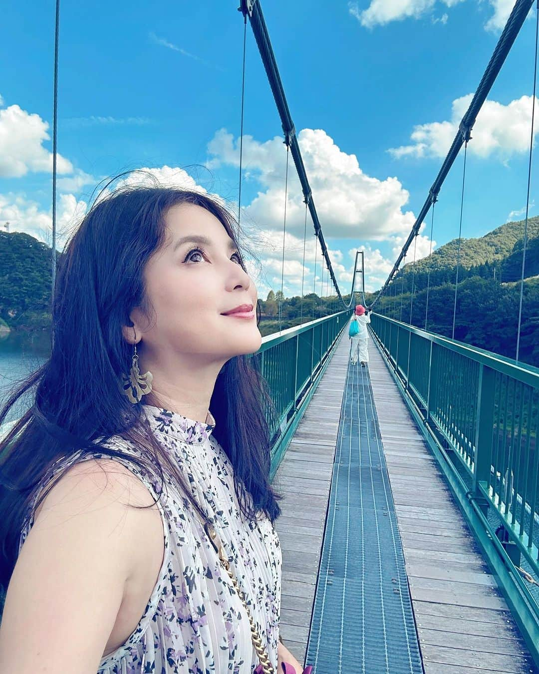 加藤美佐子のインスタグラム：「☘️夏の思い出☘️  青い空が存分に見える場所🌉  下を見ると足が震える😆  #森林の駅 #もみじ谷大吊橋 #那須塩原 #橋  ⁡ ⁡ ⁡ ⁡ ✨笑顔の種まき活動✨ 児童養護施設・支援ホーム・一人親家庭の親子の支援 ⁡ ☘️一般社団法人笑顔プラス子供支援協会☘️ @egao.plus web はプロフィールよりリンク 活動実績 ■浅草はなやしき貸し切り 200名ご招待 ■ラグビー観戦100名ご招待 ■海上保安庁見学会 ■イチゴ狩りご招待 ■親子頭皮マッサージセミナー 施設定期訪問 ⁡ ⁡ #笑顔プラス #笑顔プラス子供支援協会 #子供支援 #ひとり親家庭支援 #笑顔が1番 #😊😊😊 #非営利団体 #遊園地貸切招待」