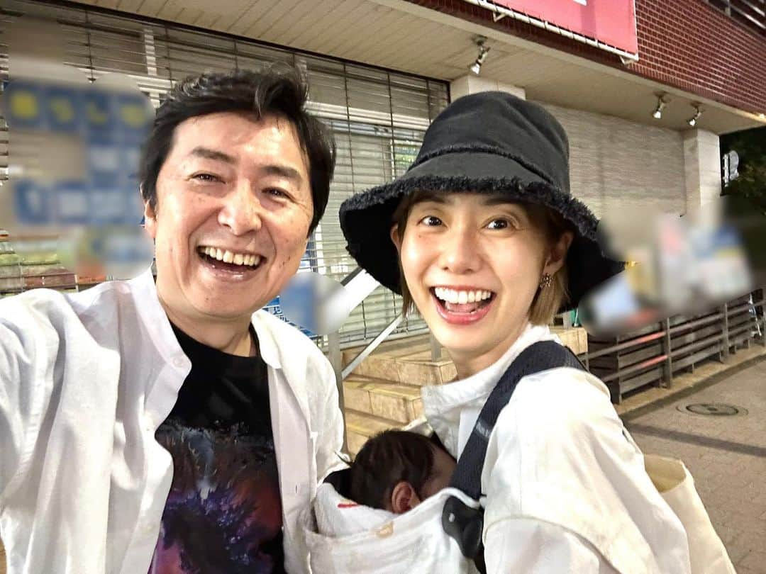 笠井信輔さんのインスタグラム写真 - (笠井信輔Instagram)「仕事帰りに、タクシーに乗ろうとしたら  「笠井さーん」  と必死に笑顔で手を振ってくれる女性が・・・  応援してくれる人がいるんだあと、手を振り返そうとした、その時  「山﨑でーす」  なんですと！  「とくダネ！」に一緒に出演していたフジアナの山﨑夕貴ちゃん！  こんなところで偶然出くわすとは・・・  二人で大喜びしました  実は、きのう、永島さんのインスタグラムの写真があまりによかったので、コメントしたところだったのです  永島アナのインスタグラムより  抱いていたお子さんも、まだ1か月で　かわいいのなんのって  「ご主人ににてるね」と言ったら 「よく言われます」  とうれしそうでした  しばらくは子育てがんばって！！！ 金髪👱山﨑さん」10月12日 13時57分 - shinsuke.kasai