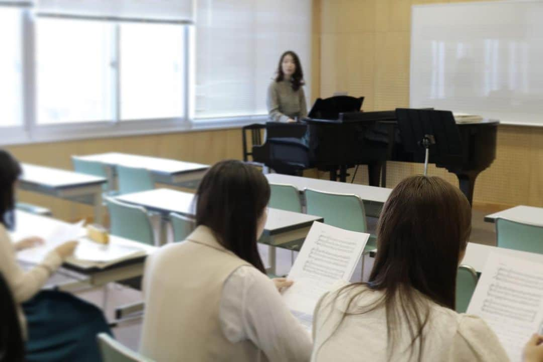 福岡女子短期大学さんのインスタグラム写真 - (福岡女子短期大学Instagram)「💠音楽科1年生「ソルフェージュ2」  この講義では、初見や演奏表現能力を深めるため、 書き取り•リズム•視唱など音楽に必要な基礎訓練を行います。  真剣に取り組む姿勢が、印象的でした。 撮影のご協力ありがとうございました🙇‍♀️  福岡女子短期大学音楽科 （ @fwjc2ongaku ）  #福岡女子短期大学 #福岡女子短期大学音楽科  #ソルフェージュ  #音大生 #音楽好きな人と繋がりたい」10月12日 13時58分 - fukuoka_wjc