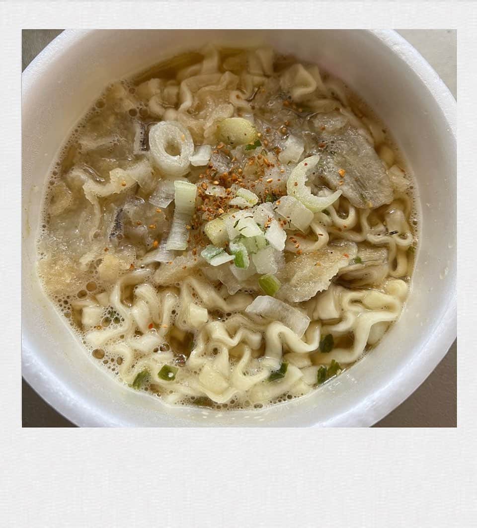 かせきさいだぁのインスタグラム：「本日の質素亭、頂きモノ『マルちゃん バリうま ごぼ天うどん』❤️カップうどんではトップクラスの美味さ‼︎ネギを足したりすると、美味さが増して大満足ですじゃ〜😋 #質素亭 #しっそ亭」