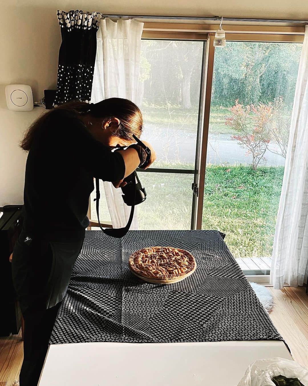 真藤舞衣子さんのインスタグラム写真 - (真藤舞衣子Instagram)「十和田湖2日目。 ヒメマスの採卵現場を見学させてもらったり、きのこや栗拾いなどして、調理開始。 粉物たくさん作りました、この辺りの地粉が美味しくて、粉を買って帰ろうかと思う！  さもだし、舞茸のパスタに栗をたーっぷりのせてレモンをキュっと搾ったパスタ、自画自賛、最高でした笑  自然の恵みに感謝します。  彌生さんの美しい佇まいにうっとり。  #十和田の暮らし十和田の料理」10月12日 14時12分 - maikodeluxe