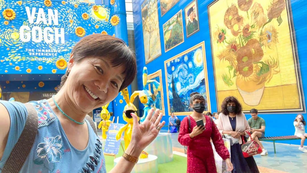 山本華世のインスタグラム：「シンガポールに来てます。ゴッホ展に行ってきました。広いスペースの壁全体が映像で、360°映像に囲まれた中でゴッホを感じる事が出来て ちゃっちゃくちゃら感動でした❤️ 動画は又、改めて‼️ #シンガポール #singapore  #ゴッホ #gogh  #vangogh  #simplelife  #japan」