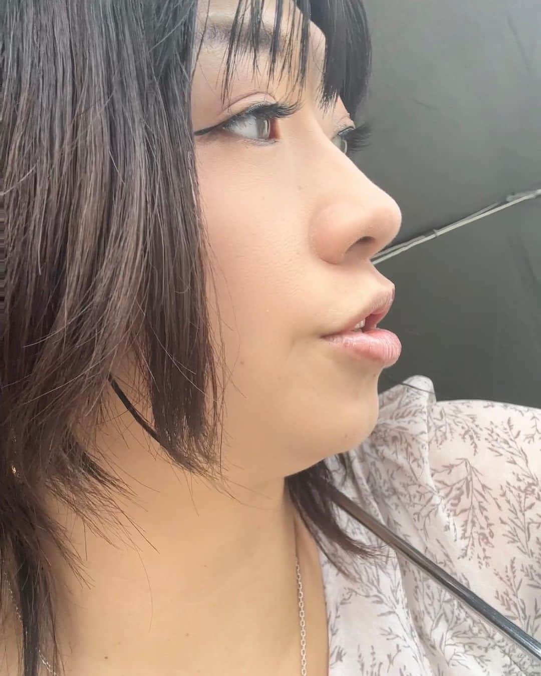 のインスタグラム：「アゴが足りない人の横顔😂」