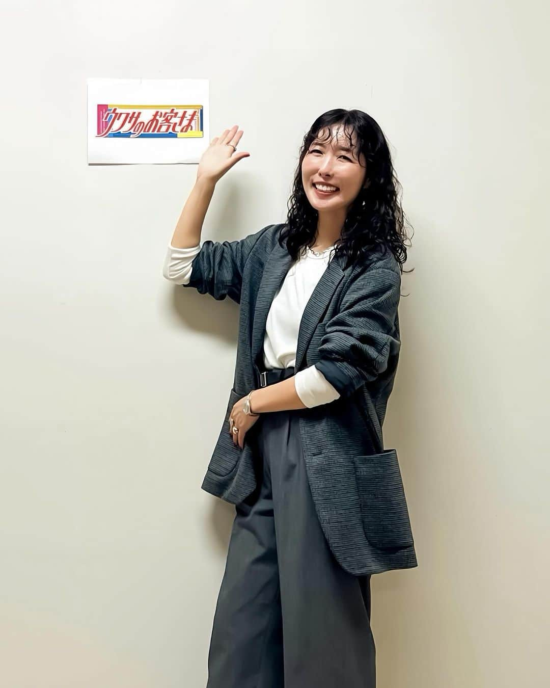 ai.takahashi328のインスタグラム：「【フジテレビ「ウワサのお客さま」出演】  お陰様で昨年の放送に続き、第二段の放送のお知らせです✨  明日10/13、19時〜の2時間スペシャルにて『ユニクロ先生』やらせて頂きます。 @uniqlo_jp   フジテレビの放送枠が少し不思議な編成でして、最後の5分だけ関東ローカルになります。 (他の部分は全国放送) 恐らく『2023秋冬これ買っておけば間違いないランキング！ベスト3』部分が、ローカル放送になりそうです🙏  ※追記 ランキングの前に一旦不動産ネタが入って、関東だったら不動産ネタ終わりでランキングが流れるそう。 一旦不動産ネタになってもまだ続くのでお付き合い頂けたらー！！  ［TVerではリアルタイム配信をしているので、地方の方はそちらからチェックしていただければ全て見られます。 (放送後1週間はランキング部分含めた放送が無料で配信してます) ］ 　  春にテレビ局よりご依頼頂いてから、まだ先だと思っていましたが、あっという間に月日が経ちました😳 毎度のことですが、私もドキドキしながらテレビの前でスタンバイしようと思います✨  ご視聴頂けたら嬉しいです🥰  もちろん着用はUNIQLOなので、そちらもチェックして頂けたら。（このジャケット前回の放送では色違いを着ていたほど、お気に入りです。）  @uwasa_fujitv  @fuji.network_pro008   #ウワサのお客さま #ユニクロ先生 #ユニクロ神アイテム #パーソナルスタイリスト #スタイリスト #aitakahashi_work」