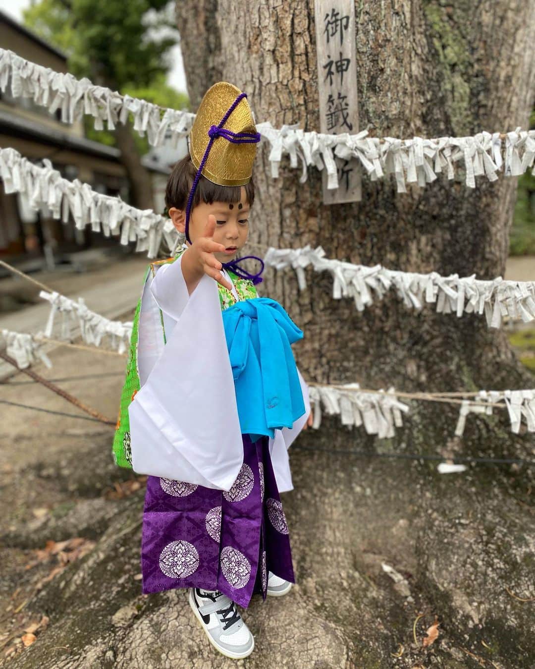 小泉里子のインスタグラム：「お稚児さん  衣装嫌がるかな〜と思ったけど 嫌いじゃないらしい もはや、好きレベル。笑 こりゃハロウィンも期待大ですわ。笑  お稚児さんのお衣装着て なりきっていたものの 歩くのは嫌で いとこのお姉ちゃん達に ずっと抱っこしてもらい 終いには寝た。  お疲れさんでした。  #帰り抱っこしたら眉間の黒の点々が肩に付いていた」