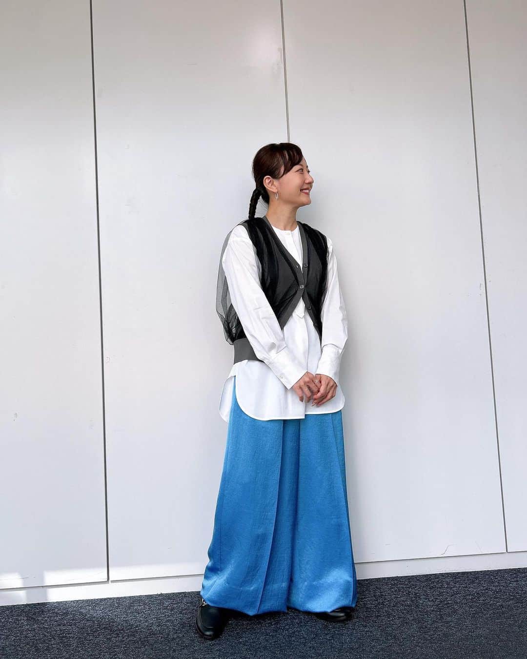 島本真衣のインスタグラム：「今日の衣装です🎤  #ベスト #サテンワイドパンツ  @estnation_jp   #ピアス #リング @flynk_official   #ローファー  @kanematsu_official」
