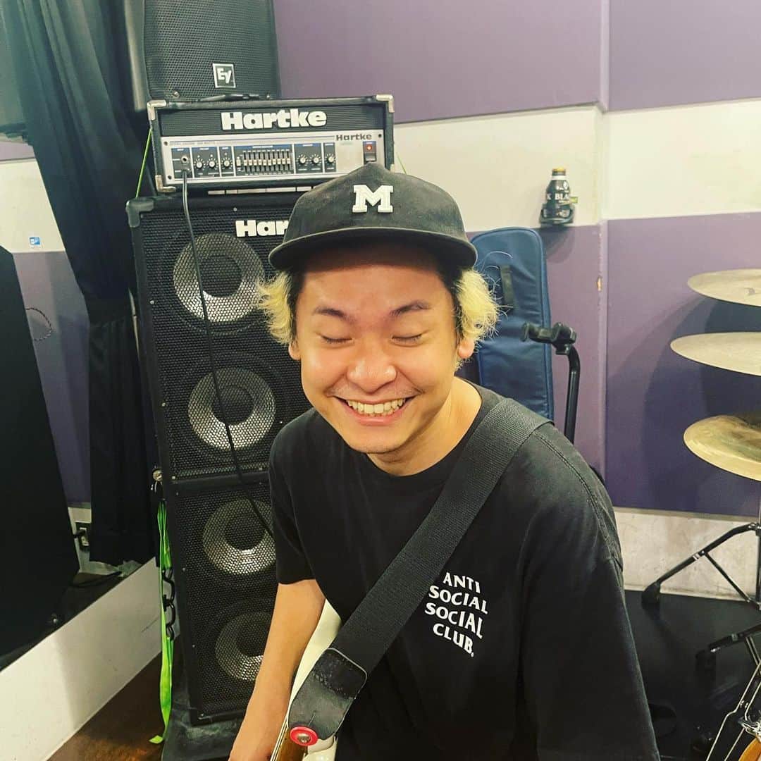 れいなかやま。のインスタグラム：「スタジオ来たら実験失敗した博士いた😅 #シセド」