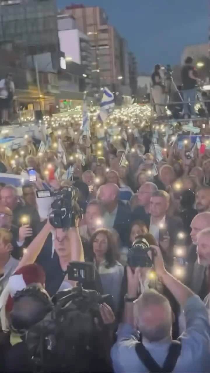 ベン・サヴェージのインスタグラム：「Buenos Aires crowd singing “Hatikvah”, the national anthem of Israel.」