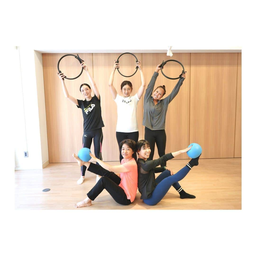 JOT AROMAのインスタグラム：「【☆Pick Up Pilates☆】 先週から10月タームがスタートした メディカルピラティスインストラクター養成コース。 3ヶ月後の皆さんの変化を 今からとても楽しみにしております♩  お写真は先日実技試験を 終えた7月ターム生金曜クラスの皆様(^^) 他クラスも順次アップさせていただきますので、 先生からのコメントとあわせてぜひご覧ください。  ♡Mayumi先生♡ ピラティスインストラクター養成コース 3ヶ月間本当にお疲れ様でした！！ 夏真っ只中の期間でご家庭の予定やお仕事等 大変な中だったと思いますが一人一人頑張ってくださいました！ 再受講の方も沢山来てくださったので 毎回賑やかなクラスとなりました。 それぞれ個性的な方々で 戸惑う事も正直ありましたが 回を重ねる毎に皆さんの向き合い方が変化していき それぞれに苦手な動きや姿勢も少しずつ改善されていくのが見えました🙌  今回のタームの方々はイメージキューイングを 沢山取り入れて試験に挑まれていてとても良かったです👍 どうやったらエクササイズを上手く伝えられるかという工夫もみえました！  これからもピラティスを楽しみ深めて行ってください。 ルーキーレッスンやインターンも是非チャレンジしてみて下さいね🙌  再受講の方々もクラスを盛り上げて頂き有難うございました！ またお会いしましょう♪  #ピラティスインストラクター養成コース #試験おつかれ様でした #講師スタッフ一同これからも応援しております  ❁ ❁ 。。。総合学園JOTアカデミー。。。 〒530-0001  大阪府大阪市北区梅田2-5-8  千代田ビル西別館7階 ❁ #総合学園JOTアカデミー #JOTヨガピラティスカレッジ #jotヨガピラティスカレッジ #大阪#梅田 #yoga#pilates #ヨガスクール#ピラティススクール #メディカルヨガ #メディカルピラティス#アロマ #解剖学#ヨガ資格#ピラティス資格 #ヨガインストラクター #ピラティスインストラクター」