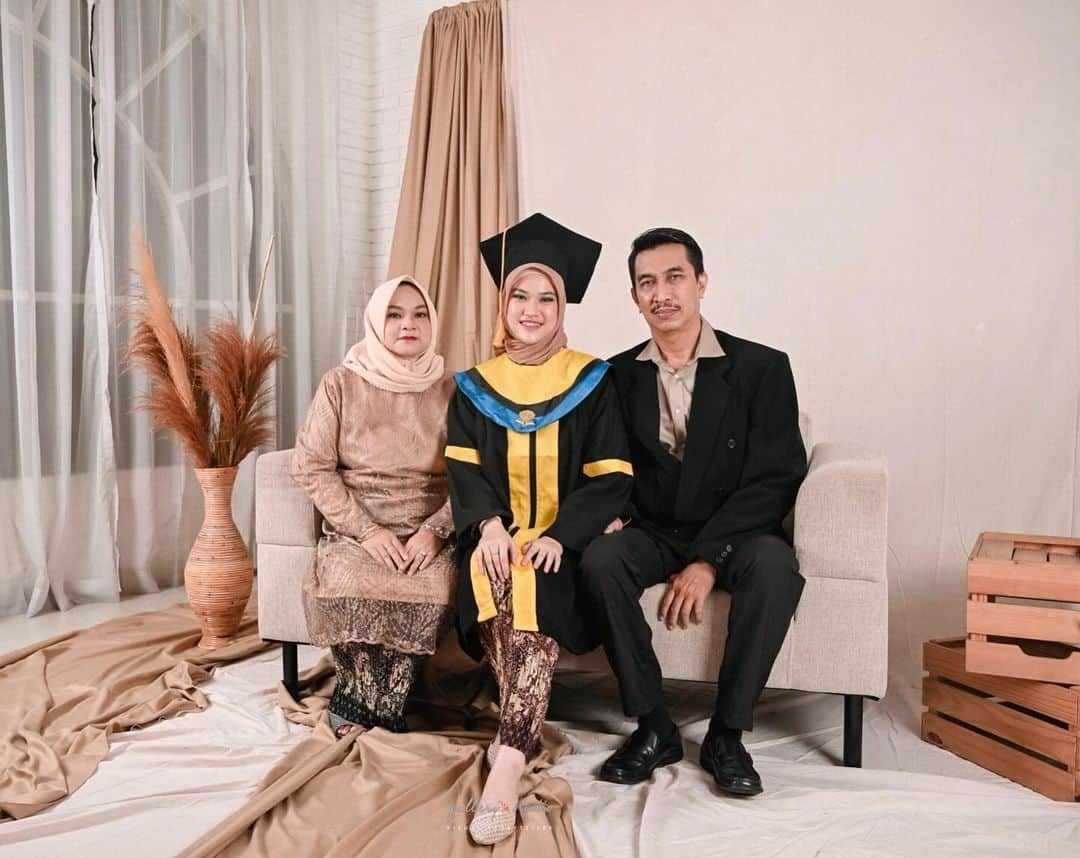 ドゥイ・プトゥリ・ボニタのインスタグラム：「Ini foto tahun lalu, Biar ada foto keluarga di feeds hehe.  Bismillah tahun depan wisuda S2 bawa gandengan sendiri AAMIIN HAHHAH🤪」