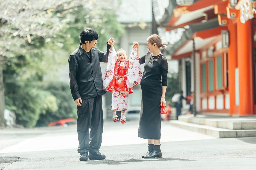 漆川由佳のインスタグラム：「2023.9.20猛暑の中、汗だくだった🥵七五三㊗️✨ 誰も体調不良にならず無事終わって本当良かった💦 衣琉茉は汗だくでアイス食べながら最後まで頑張ってくれた🥹💕」