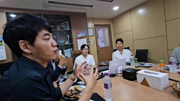 キム・スンスのインスタグラム：「계속되는 일정~^^; . . . . 바쁘지만 많이 알아봐 주시고 환영해주셔서 감사합니다~!!!. . #밀팡 #필리핀출장  . #Push #Business trip to the Philippines Congratulations on this year's Nobel Peace Prize being awarded to human rights activist Narges Mohammadi, who fought against the oppression of women in Iran!!! And I'm facing a lot of difficulties due to the drought in Iran right now, so I hope it will be resolved as soon as possible~🙏 . Continued schedule~^^ . I'm busy, but thank you for recognizing me and welcoming me. . #Push #Business trip to the Philippines」