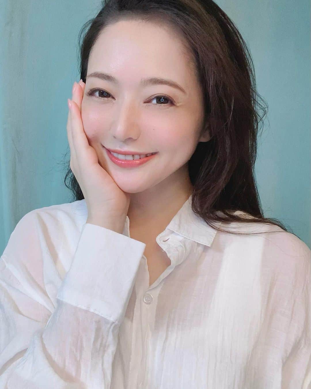 山口愛実のインスタグラム：「一気に涼しくなって今度は乾燥が気になる季節に こじわが気になり始めたらチェルラーブリリオ  年齢にともない気になる目元、口元に有効成分「ナイアシンアミド」が効いてシワを改善！ 鏡をみてもうびっくり🫢  チェルラーブリリオでうる艶肌キープ✨✨  #PR #美容 #美肌 #スキンケア #美容成分 #チェルラーブリリオ #アラサー美容#アラフォー美容 #すっぴん　#素肌」