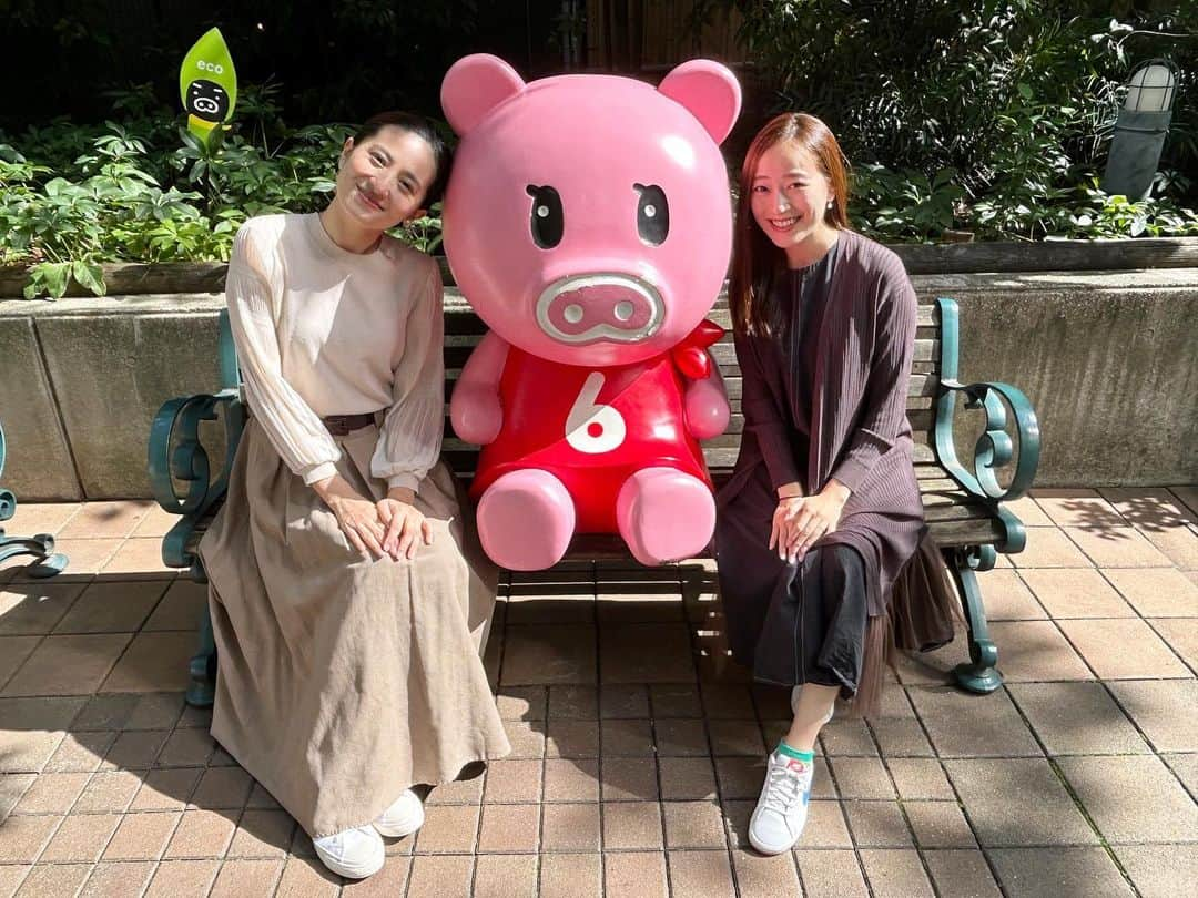 金井憧れさんのインスタグラム写真 - (金井憧れInstagram)「ぶーなと槙さんと☺️  長袖カーディガンを羽織ってみたものの、まだまだ暑がりの私には早かったみたい☀️  ぶーなも少しテカってる😎？  #boona  #tbs  今日もラジオありがとうございました📻🤍」10月12日 20時19分 - akogare.kanai