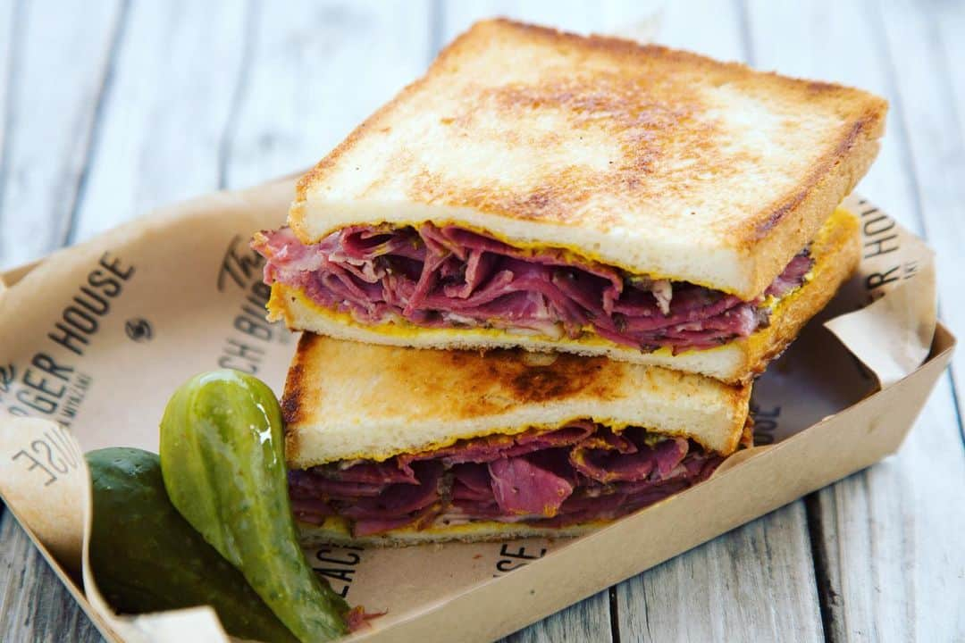 フェニックス・シーガイア・リゾートのインスタグラム：「NEW YORK PASTRAMI SANDWICH W/ PICKLES ~HOUSE MADE WHITE BREAD~  The BEACH BURGER HOUSEには、ハンバーガー以外のメニューも充実！  #theBEACHBURGERHOUSE #ザビーチバーガーハウス #ハンバーガー #海の見えるカフェ #一ツ葉ビーチ #シーガイア」