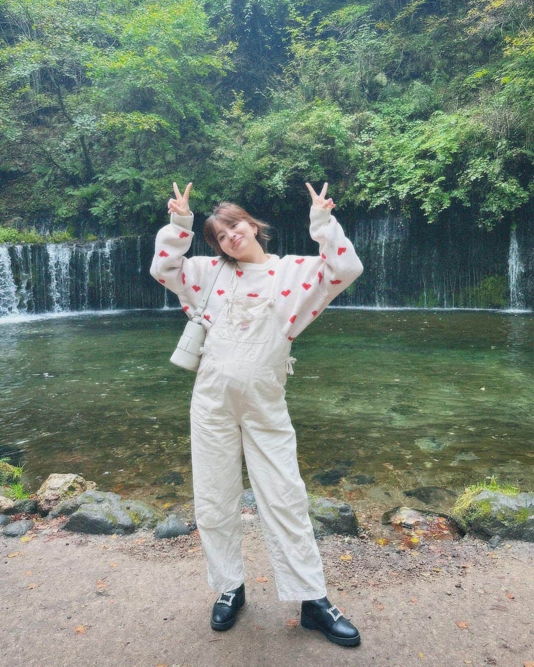 田中優衣のインスタグラム：「軽井沢の白糸の滝でございます。 私は中学生ぶりに行ったかな。 おふざけお写真撮ってもらいました。  最近、2人で写真撮らなくなったね。 2人の写真、たくさん撮っておこう！ ということで最近は意識して ツーショットを撮っています📷🍂  明日13日18:00〜、、 遂に ハートニットが再販します♡♡♡ サイト内の再入荷通知登録を登録しておくと 販売後すぐに✉️届きます♡」