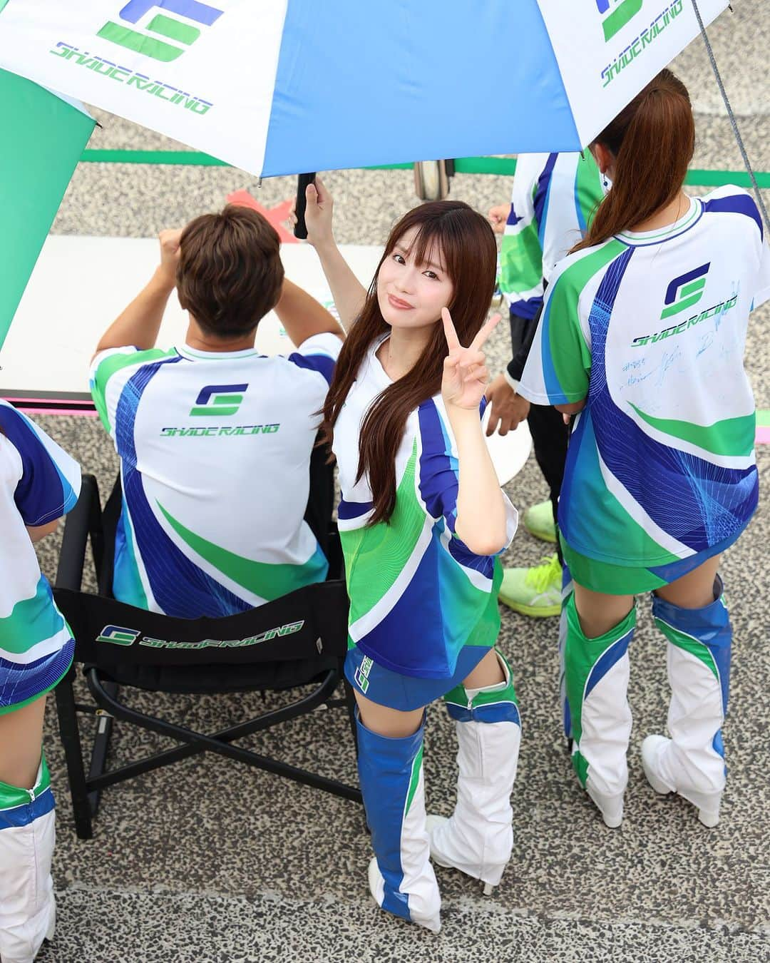 椿木りさこのインスタグラム：「#SUPERGT #スーパーGT * 【14日タイスケ】 11:25~ スポンサーステージ💚  12:30~13:15 ピットウォーク💚 * 15:18~予選 Q1 B組 15:53~予選 Q2 * 14:15~ サイン会(KARZ様ブース)💚 16:45~17:25 キッズウォーク💚 17:30~ RQステージ💚 * 遠くからでも愛してね🥹💓笑 * ＼みぃーーーつけたっ！！！／ * *  #SUPERGT #SHADERACING #シェイドレーシング #レースクイーン #レースクイーン写真部  #super耐久 #s耐  #写真好きな人と繋がりたい  #カメラ好きな人と繋がりたい  #📷 #📸 #rq  #victory #supergt  #sgt #スーパーgt #グッズ販売  #推し活 #スーパー耐久  #portraitphotography  #racing」