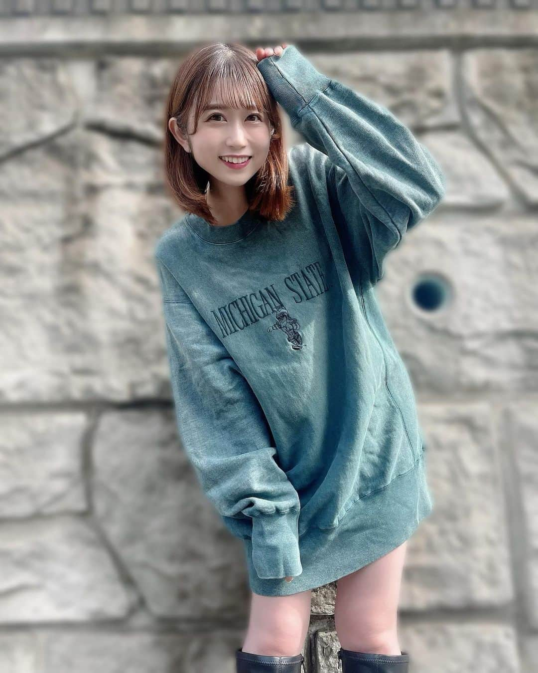 有川結女のインスタグラム：「寒くなってきたから スウェットデビュー🧸💭  #fashion #fashionstyle #秋服 #秋服コーデ #古着 #古着女子 #古着コーデ #スウェット #ブーツ #ロングブーツ」