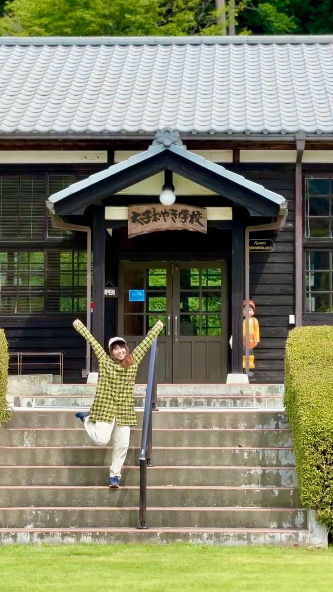 のインスタグラム：「#大子おやき学校  廃校を利用した施設に芝生の綺麗なキャンプ場ができたので遊びに行ってきた❤  今回のキャンプコーデは モンベルの シャツワンピ❤  キャンプも満喫できてしかもここのおやき学校 おやきに、給食食べれたり、3種類の揚げパンや クジラ←なつかし🥹もう小学生に戻れる異空間✨✨✨✨  なんだか懐かしく、童心にかえりずーっと心が穏やかになれていい施設だったな🥹✨✨✨  私のおすすめ🩷おやきのりんご🍎と揚げパンは絶対食べてほしいな✨✨  現地の有名な食材 おやき ・奥久慈シャモ ・大子産米 ・大子産米で作った煎餅の素（焼くと煎餅になります) ・奥久慈茶 お土産に持って帰ったけどどれも美味しかった😋  大子町またゆっくり滞在したいな🥰 #大子町 #だいごまち #daigo #PR #naturebasedaigo」