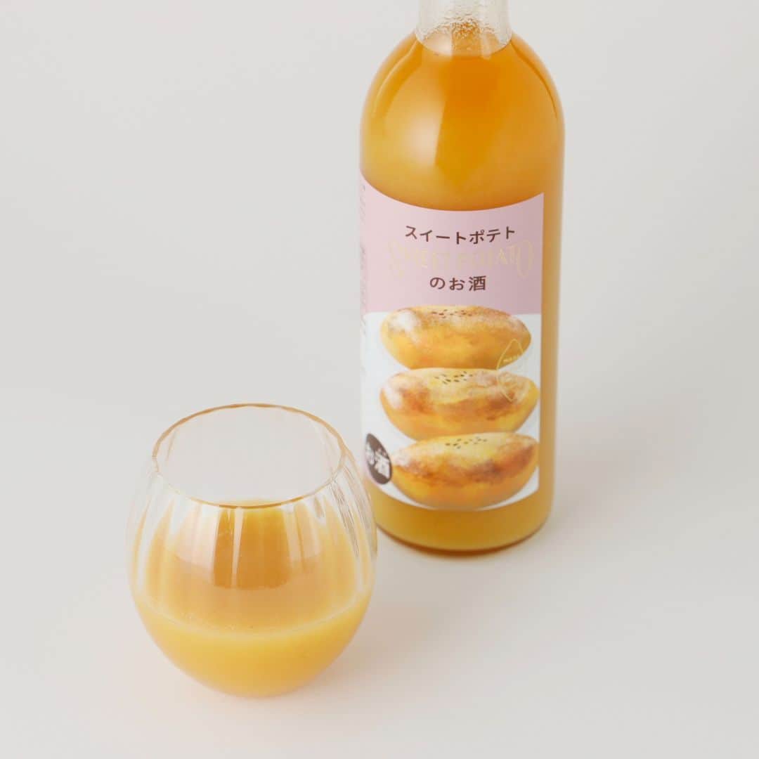 KURAND@日本酒飲み放題さんのインスタグラム写真 - (KURAND@日本酒飲み放題Instagram)「スイートポテトのお酒 🍠  蜜芋の王様 “紅はるか” を贅沢に使用。  ほくほく濃厚でとろける甘さの 「スイートポテト」の美味しさを 完全再現した贅沢リキュール。  冷やしてアイスでも、 温めてホットにしても、 アイスクリームにたっぷりかけても、  ・・・魅惑の美味しさです！  _____ 新しいお酒との出会いがたくさん！ 他のお酒や企画はプロフィールのURLから → @kurand_info _____  お酒にまつわる情報を発信中！ お酒好きな方、フォローもぜひ。」10月12日 20時14分 - kurand_info