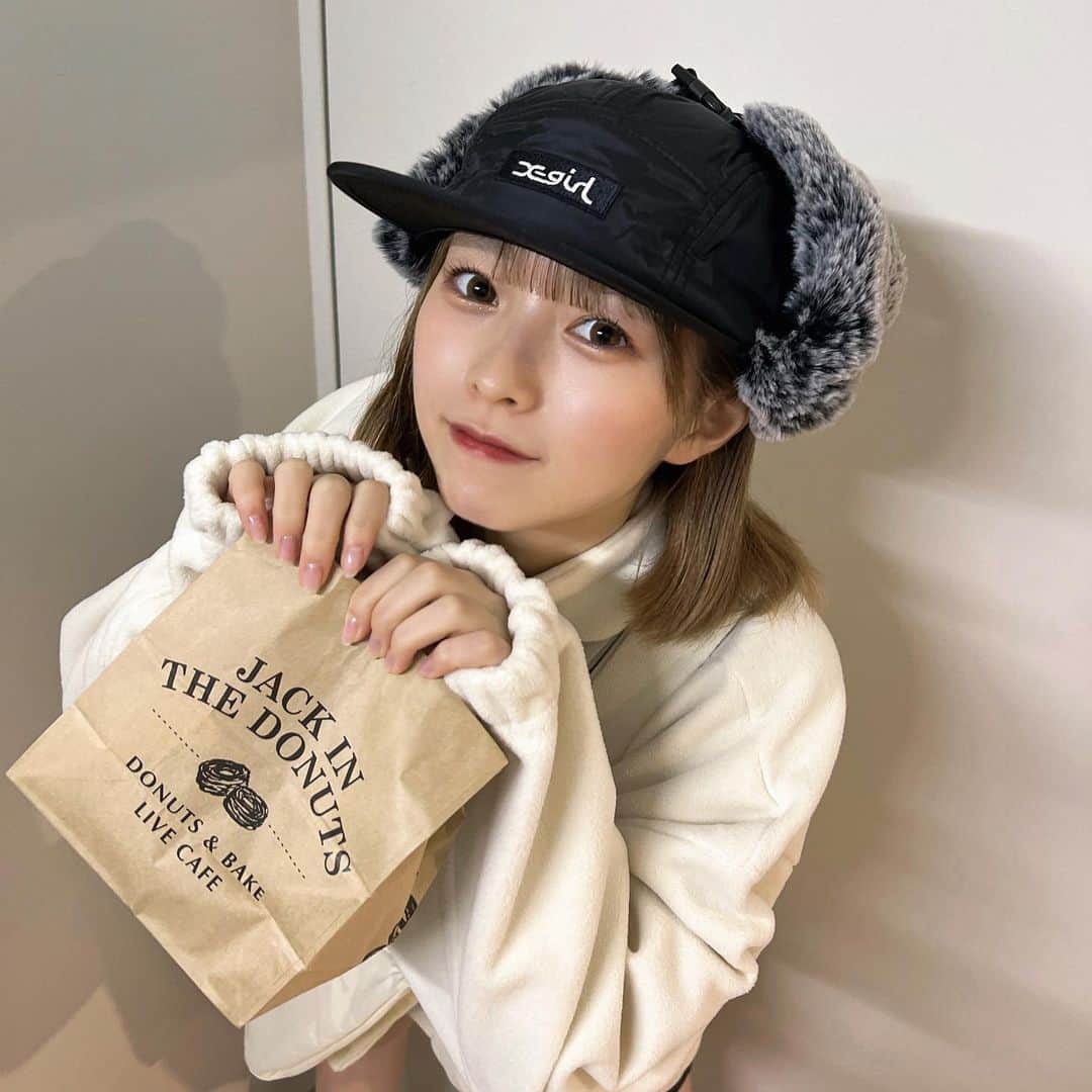 のインスタグラム：「新しいぼうし^ ^   紙袋の中身はドーナッツ‪🍩   #X-girl  #04  #ボブ」