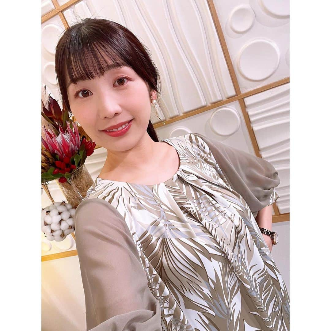 小林美沙希のインスタグラム：「． 髪はシンプルに まとめました☺️ ． #沖縄#Okinawa #沖縄テレビ#ニュース #アナウンサー #小林美沙希 #アナウンサーコーデ #アナウンサー衣装#衣装 #ファッション#fashion #衣装協力」