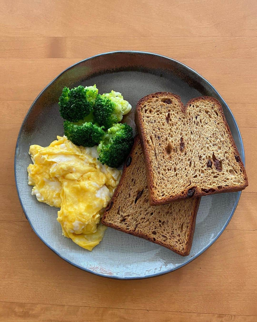 朝倉真弓のインスタグラム：「【病院の合間のバタバタご飯】  実は、膝の靭帯を伸ばしてしまい、病院に通っておりました。 　  印象年齢マイナス10歳 《美姿勢＆品格ウォーキング®︎》  インストラクター・朝倉真弓です。  @mayumi_asakura  　 ウォーキングインストラクターともあろう者が、商売道具の脚を傷つけてしまったなんて💦  連休中にウィンドサーフィンをしていて、ゴキっとやってしまった膝。  連休明けから病院をハシゴしてレントゲンやらMRIやらの検査が続いていましたが・・・。  結果はひと安心！  手術は必要なしとのことでした❤️  　 病院をたらい回しになっていたある日のメニューは、BASE FOOD頼み。  凝ったものを作る気が失せてしまった不安な日々も、１食で1日に必要な栄養素の3分の１を摂取できるBASE FOODがあれば、それだけでホッとします⭐️  明日からの福岡出張も、ホテルの朝ごはん代わりにいくつか持っていきます。  出張の朝は、BASE FOODとお気に入りのコーヒーがあれば、それだけで十分（pic3）  ランチや夜に名物をたくさんいただきますからね😍 　 ▼▼▼ BASE FOODに興味を持ってくださったフォロワーの皆さんに、200円引きのクーポンを出していただいております。  よろしければどうぞお使いくださいませ⏬  ★クーポンコード: BFA22 ★ディスカウント: 全注文(継続コース、1回のみ購入どちらも)200円引き ★注意点: お一人さま一回まで  #basefoodlife #完全栄養食 #ベースフード #basefood #美容と健康 #体づくり  #品格ウォーキング #美姿勢 #ウォーキング講師 #ウォーキングインストラクター  #ウォーキング #ポージング #グレイヘアモデル #グレイヘア #朝倉真弓」