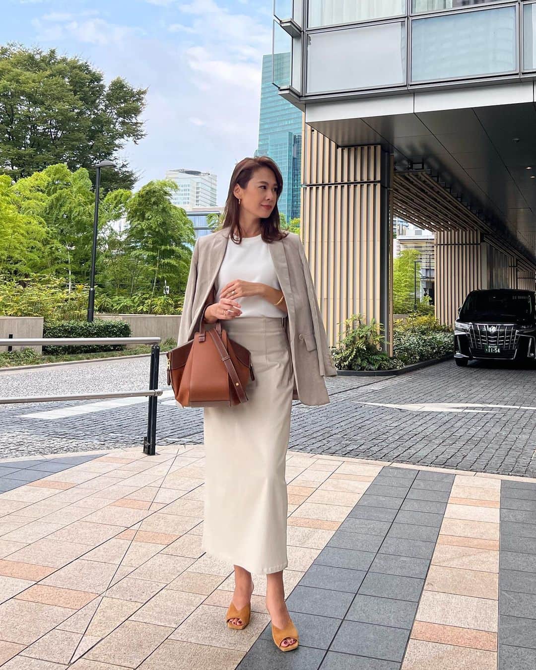 MAICOさんのインスタグラム写真 - (MAICOInstagram)「#outfit . . ちょっと前の夏日だった日。 サンダルなので少し季節外れですが。  ホワイト、ベージュ、キャメルの組み合わせはどの季節でも好きな組み合わせ🫶🏻  Jacket... @stumbly.official  Skirt... @urban_research . . #stumbly#スタンブリー#ジャケット#ジャケットコーデ#アーバンリサーチ#urbanresearch」10月12日 20時15分 - maico0327