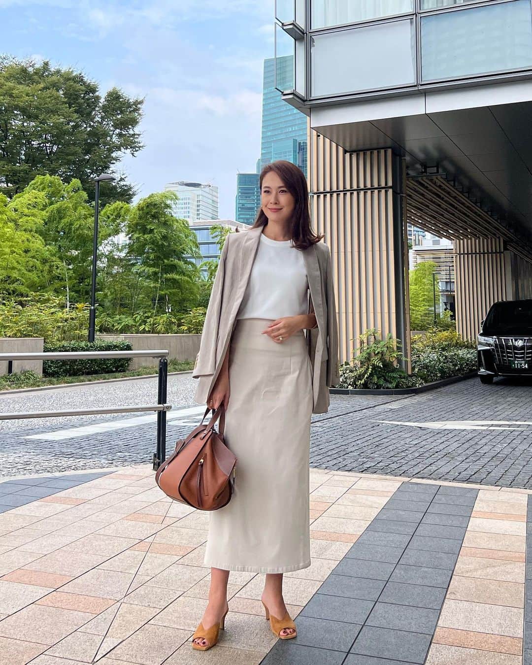 MAICOさんのインスタグラム写真 - (MAICOInstagram)「#outfit . . ちょっと前の夏日だった日。 サンダルなので少し季節外れですが。  ホワイト、ベージュ、キャメルの組み合わせはどの季節でも好きな組み合わせ🫶🏻  Jacket... @stumbly.official  Skirt... @urban_research . . #stumbly#スタンブリー#ジャケット#ジャケットコーデ#アーバンリサーチ#urbanresearch」10月12日 20時15分 - maico0327