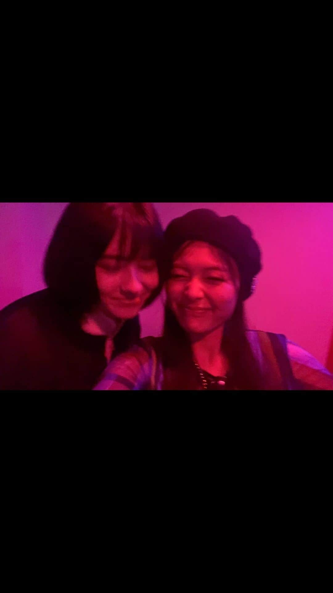 アリアナさくらのインスタグラム：「ナラッキーにカラオケのとこあって盛り上がってた🤩 音楽は好きな曲つけただけだヨ  #maneskin #fyp」