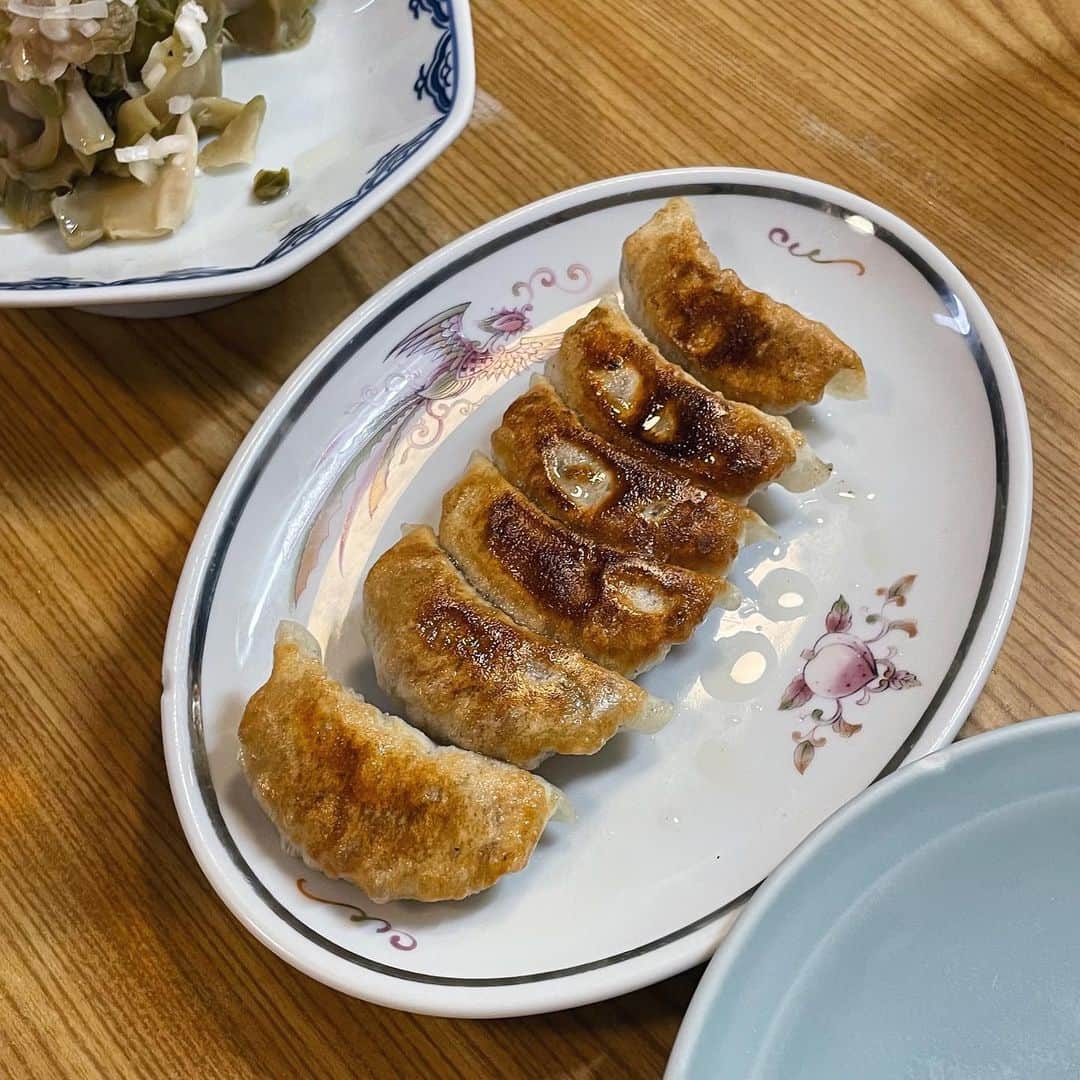 佐分利眞由奈さんのインスタグラム写真 - (佐分利眞由奈Instagram)「˗ˏˋ 📍餃子の王さまˎˊ˗  ʚ王さまの餃子ɞ（一つ目の餃子） 細かく刻まれた野菜の餡が さっぱりしててパクパクいけちゃう🤤  他にも肉餃子、チャーハン、ザーサイ いただきました🫶  町中華餃子よすぎる…🤤  #餃子の王さま #餃子  #町中華」10月12日 20時16分 - mayuna_saburi