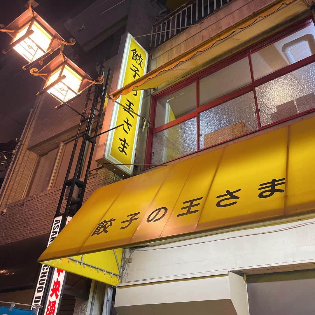 佐分利眞由奈さんのインスタグラム写真 - (佐分利眞由奈Instagram)「˗ˏˋ 📍餃子の王さまˎˊ˗  ʚ王さまの餃子ɞ（一つ目の餃子） 細かく刻まれた野菜の餡が さっぱりしててパクパクいけちゃう🤤  他にも肉餃子、チャーハン、ザーサイ いただきました🫶  町中華餃子よすぎる…🤤  #餃子の王さま #餃子  #町中華」10月12日 20時16分 - mayuna_saburi