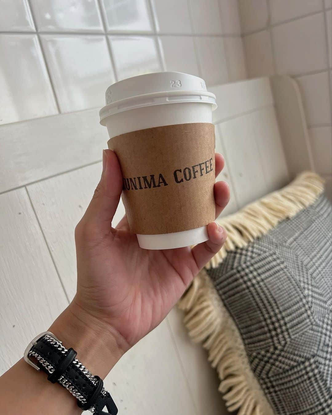 西原有紀のインスタグラム：「ᑕOᖴᖴᗴᗴ  ✳︎ ✳︎ ✳︎  コーヒーカップのイラストが可愛いキャラクターと可愛い店内🪴🤍  ✳︎  種類も豊富なので、自分好みのコーヒーがきっと見つかるはず☕️✨  ✳︎ ✳︎ ✳︎  #coffeetime #coffee #コーヒー #chill #KUNIMACOFFEE #yummy」