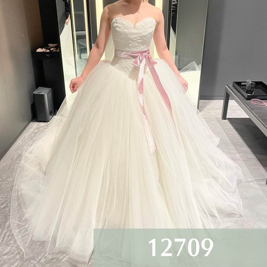 Choole 業界初、オンライン結婚式準備サービスさんのインスタグラム写真 - (Choole 業界初、オンライン結婚式準備サービスInstagram)「【#ヴェラウォン】 #VERAWANG #インポートドレス  こんばんは！トキハナ編集部です✨ - - - - 今回は花嫁の憧れブランド💜 『VERAWANGドレス6選』をご紹介👗 - - - - Photo by @nnm_wd @eri_kuma3  - - - - ——————————————————  ⚜️トキハナInstagramとは？ ・結婚式準備に役立つ情報を毎日投稿♡ ・まだ結婚式場が決まっていない花嫁さまへ🌸 ドレス試着・パーソナルカラー診断イベントなど定期開催中👗🌈 ・お見逃しのないよう @tokihana_weddingからフォローください✨  ⚜️トキハナって？ LINEで式場探し使いやすさNo.1✨ 『結婚式場見学予約サイト👰🏻‍♀️』  🕊トキハナの特徴🕊 ・持ち込みOKの式場掲載数No.1(自社調べ)👑 ・即決不要で、最大割引が貰える💰 ・自分たちの費用が見学前にわかるから安心💛 ・LINEでいつでも元プランナーに相談できる💡 ・カンタン診断で好みの式場が見つけられる💖 ・ドレス最大50%オフクーポンもget👗 登録はID検索orQRコードから▼ ID:@608xvfyd  ————————————————— #ドレ試着#ドレス迷子#ドレス選び#カラードレス#インポートドレスブランド#プレ花嫁#卒花嫁#トキハナ」10月12日 20時16分 - tokihana_wedding