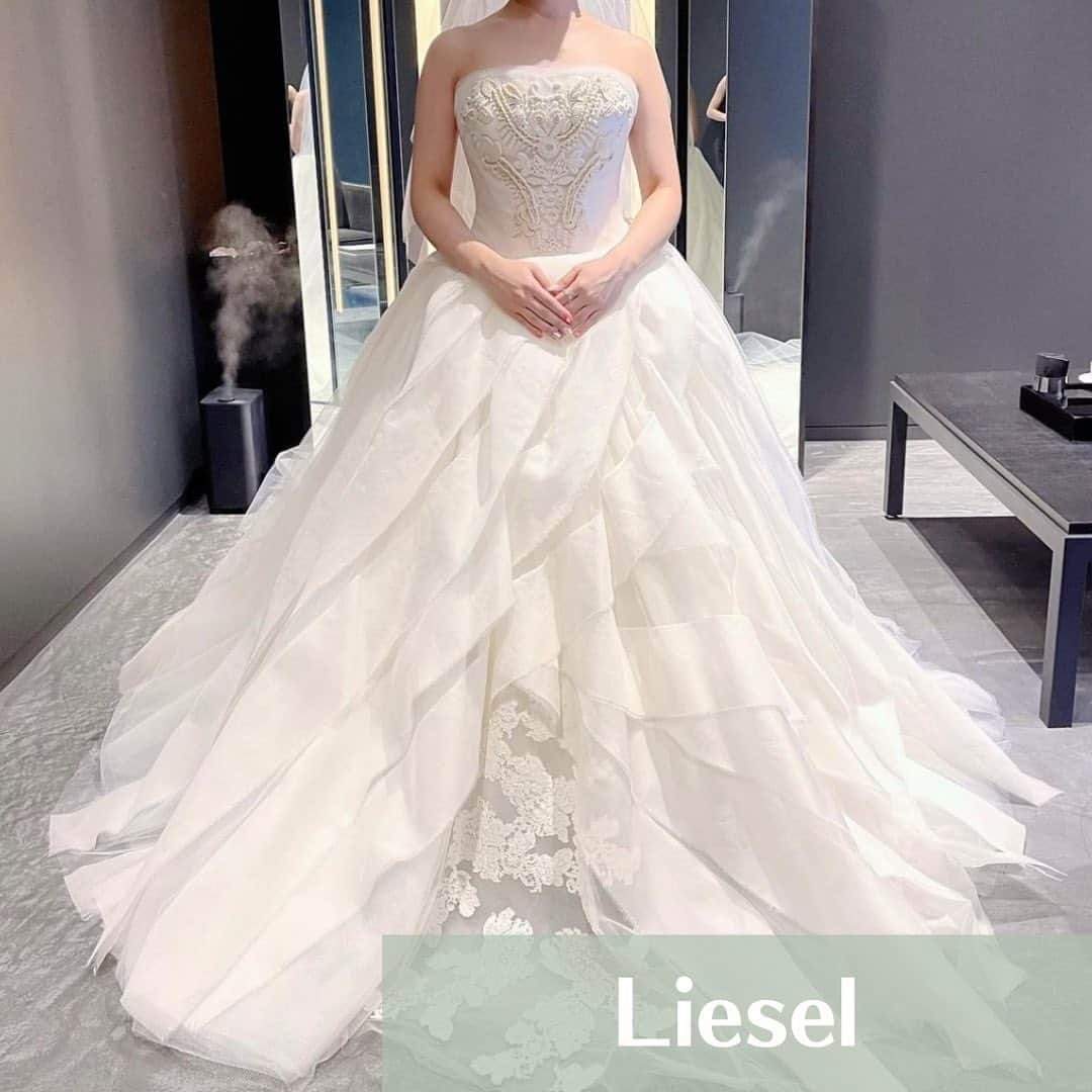 Choole 業界初、オンライン結婚式準備サービスさんのインスタグラム写真 - (Choole 業界初、オンライン結婚式準備サービスInstagram)「【#ヴェラウォン】 #VERAWANG #インポートドレス  こんばんは！トキハナ編集部です✨ - - - - 今回は花嫁の憧れブランド💜 『VERAWANGドレス6選』をご紹介👗 - - - - Photo by @nnm_wd @eri_kuma3  - - - - ——————————————————  ⚜️トキハナInstagramとは？ ・結婚式準備に役立つ情報を毎日投稿♡ ・まだ結婚式場が決まっていない花嫁さまへ🌸 ドレス試着・パーソナルカラー診断イベントなど定期開催中👗🌈 ・お見逃しのないよう @tokihana_weddingからフォローください✨  ⚜️トキハナって？ LINEで式場探し使いやすさNo.1✨ 『結婚式場見学予約サイト👰🏻‍♀️』  🕊トキハナの特徴🕊 ・持ち込みOKの式場掲載数No.1(自社調べ)👑 ・即決不要で、最大割引が貰える💰 ・自分たちの費用が見学前にわかるから安心💛 ・LINEでいつでも元プランナーに相談できる💡 ・カンタン診断で好みの式場が見つけられる💖 ・ドレス最大50%オフクーポンもget👗 登録はID検索orQRコードから▼ ID:@608xvfyd  ————————————————— #ドレ試着#ドレス迷子#ドレス選び#カラードレス#インポートドレスブランド#プレ花嫁#卒花嫁#トキハナ」10月12日 20時16分 - tokihana_wedding