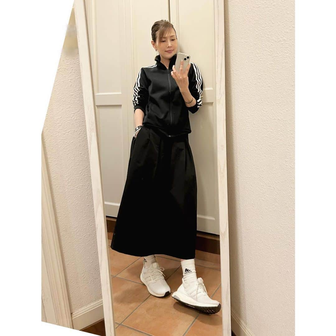 jessicaさんのインスタグラム写真 - (jessicaInstagram)「＊ #OUTFIT#お仕事コーデ#ジャージコーデ #スカート#GU #スニーカー#ウルトラブースト #ジャージ#ソックス#adidas #靴下とスニーカー ＊身長は162㌢ ＊ adidasのジャージのブラックも持っていたりする笑 adidasのマークはホワイトが多い中 このジャージはマークがブラックになっている所が お気に入りෆ̈ ＊ ＊ ＊ ＊ ＊ ＊ #年の功#大人のゆとり#歳を重ねた魅力 #大人女子#アラフィフコーデ50 #ワークアウト#47年式#筋トレ50 #私は私 ＊ Thanks always‼︎ jessica」10月12日 20時17分 - jessica.oct21