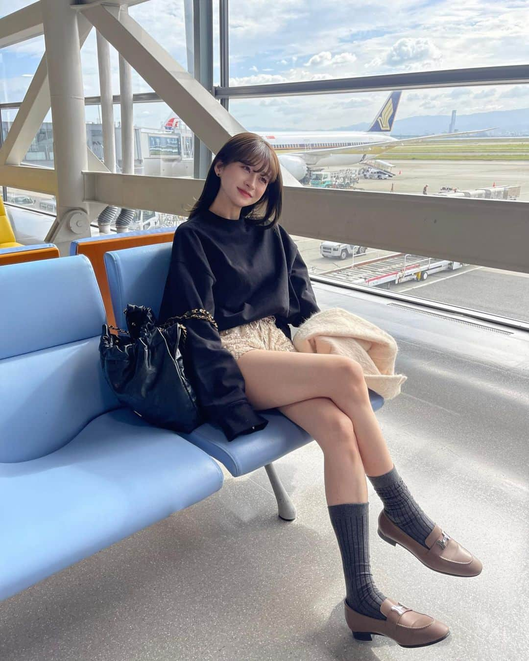 YUYUさんのインスタグラム写真 - (YUYUInstagram)「出発🛫コーデはこんな感じ👱🏼‍♂️🤝🏻🎀  柔らかいシャギー生地に対して、ダンディーなシルエットの掛け合わせがBibiy.らしくって！ついついローファー合わせに走ってしまう。。  トレーナーとグリッター素材も🤝🏻可愛い〜  🍩☁️🩵🛫🌼 @bibiy_official  #LYASHAGGYJACKET #BIBIYLOGOSWEATSHIRT」10月12日 20時17分 - yuyukmt