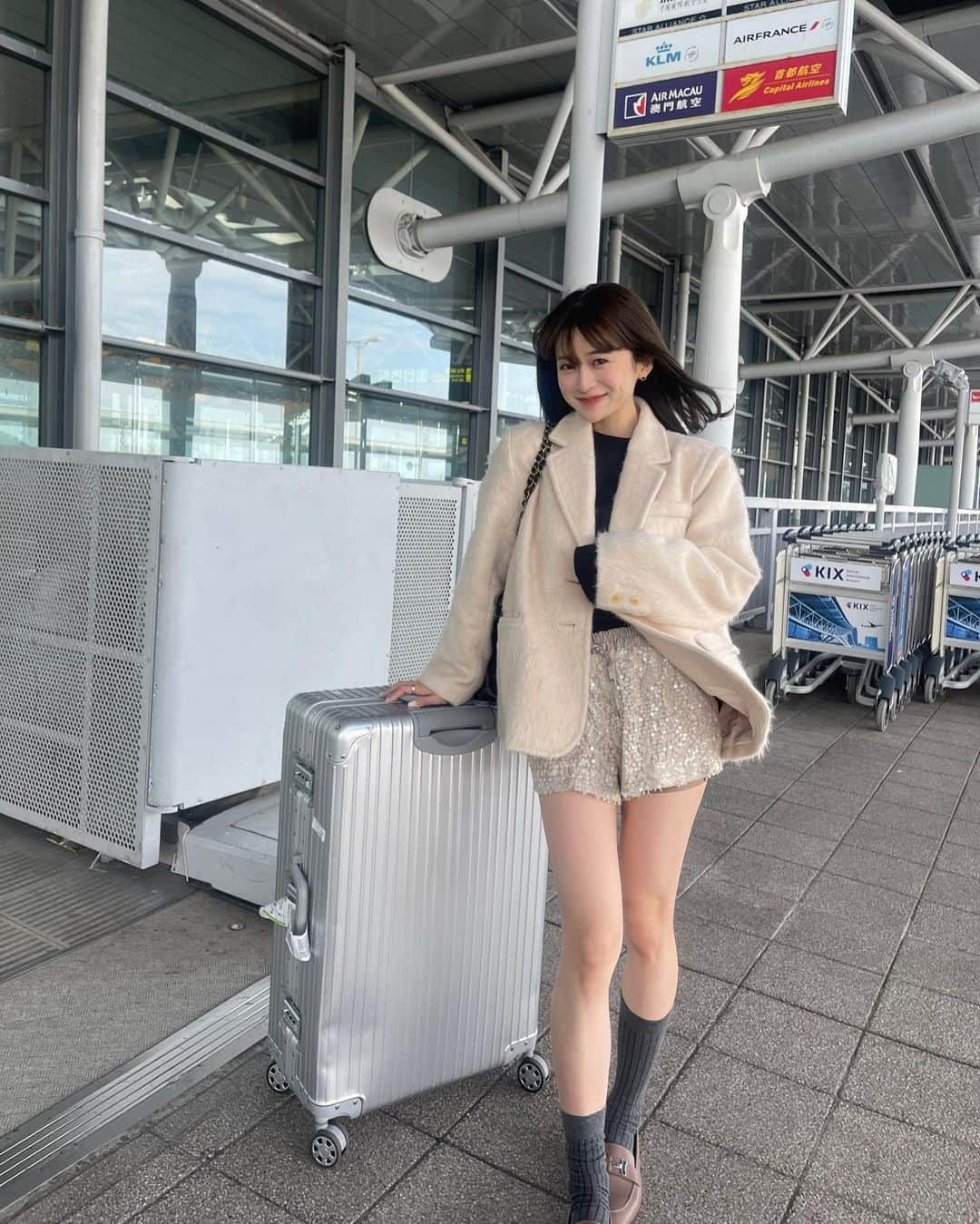 YUYUさんのインスタグラム写真 - (YUYUInstagram)「出発🛫コーデはこんな感じ👱🏼‍♂️🤝🏻🎀  柔らかいシャギー生地に対して、ダンディーなシルエットの掛け合わせがBibiy.らしくって！ついついローファー合わせに走ってしまう。。  トレーナーとグリッター素材も🤝🏻可愛い〜  🍩☁️🩵🛫🌼 @bibiy_official  #LYASHAGGYJACKET #BIBIYLOGOSWEATSHIRT」10月12日 20時17分 - yuyukmt